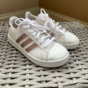 Kids adidas white sneaker